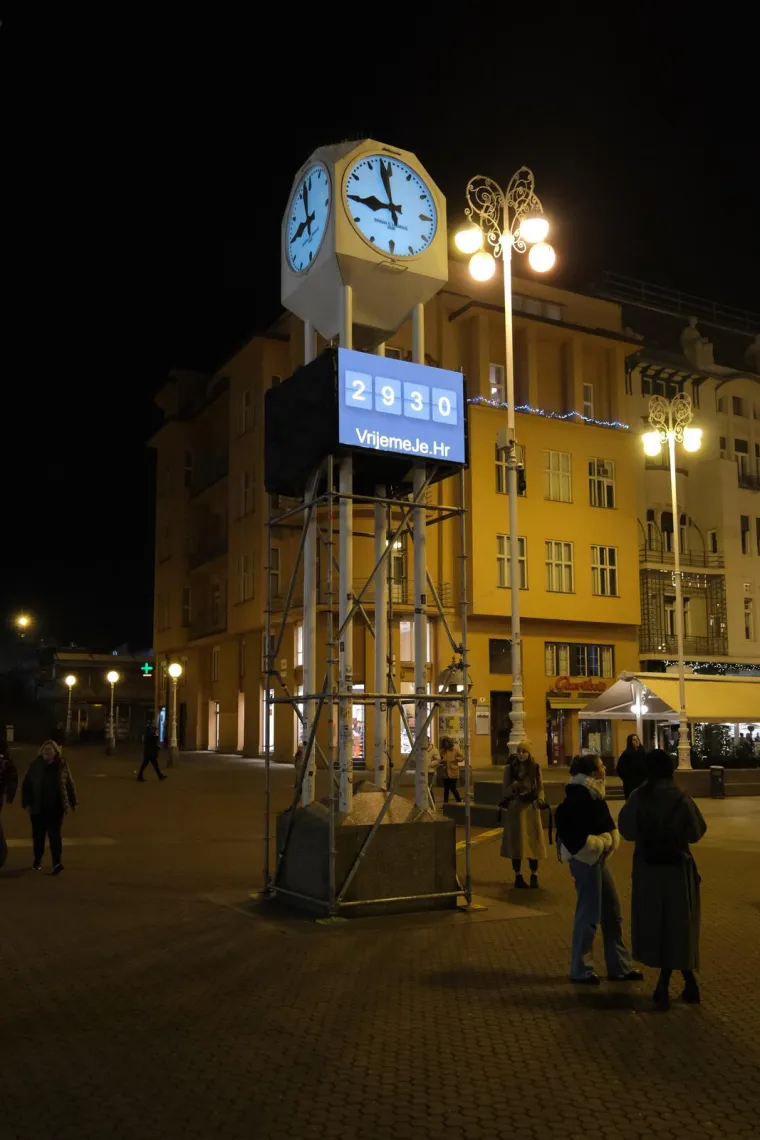 Misteriozna naprava pojavila se na satu na Trgu bana Jelačića: &Scaron;to označavaju ovi brojevi?