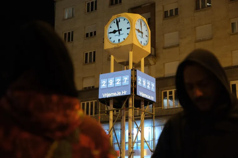 Misteriozna naprava pojavila se na satu na Trgu bana Jelačića: &Scaron;to označavaju ovi brojevi?