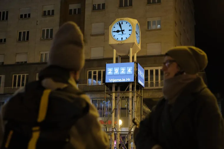 Misteriozna naprava pojavila se na satu na Trgu bana Jelačića: &Scaron;to označavaju ovi brojevi?