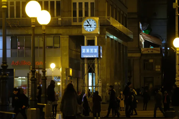 Misteriozna naprava pojavila se na satu na Trgu bana Jelačića: &Scaron;to označavaju ovi brojevi?