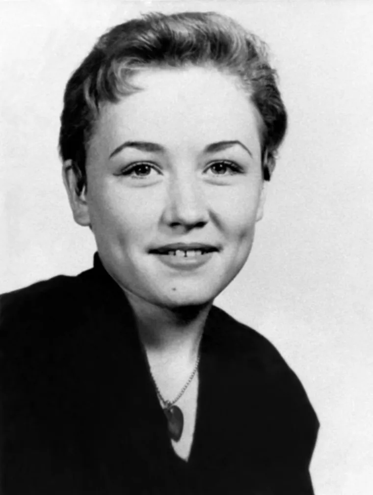 Dolly Rebecca Parton rođena je 19. siječnja 1946. na planini Smokehouse u Tennesseeju. Njezina majka Avie Lee Owens udala se s 15 godina za siromašnog farmera Roberta Leeja Partona i do 35. godine rodila dvanaestero djece. Obitelj je bila toliko siromašna da je Dolly od malih nogu sanjala kako će postati bogata. Jednom se prilikom osvrnula na svoje djetinjstvo: &quot;Moji su bili siromašni i ništa nismo imali, no oduvijek sam željela biti seksi, čak i mnogo prije nego što sam shvatila što ta riječ zapravo znači. U časopisima su mi se uvijek najviše sviđale žene za koje su u mojem kraju govorili da imaju ku*vinski izgled, no meni su one bile doista lijepe, mnogo ljepše od prosječnih žena. Sve je kod njih bilo prenaglašeno: frizura, šminka...&quot;.

