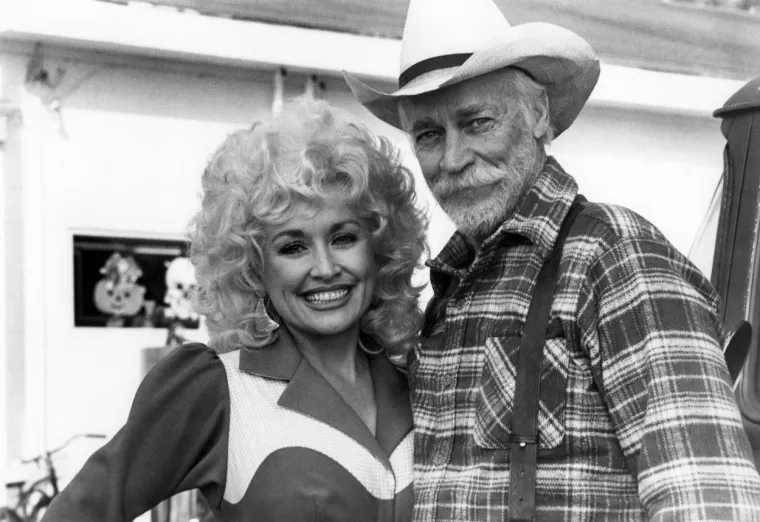 Bilo je tu različtih tračeva. Povezivali su je s Burtom Reynoldsom, Jamesom Woodsom i Sylvesterom Stalloneom, no Dolly Parton se nikada nije obazirala na te glasine. Reagirala je jedino prije nekoliko godina kada ju je Blaise Tosti, koautor nekih njezinih pjesama, optužio da ga je zavela kad mu je bilo samo 13 godina te daje njihova tajna veza trajala 19 godina. U trenutku kada je on imao 13 godina, Dolly je imala 20. 

