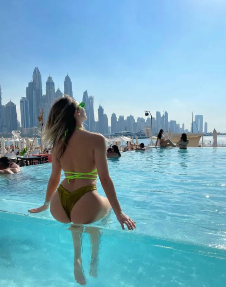 Sonja Kovač vs. Jelena Karleuša: Na istom mjestu u istim pozama, koja pobjeđuje u ovom dvoboju guza?