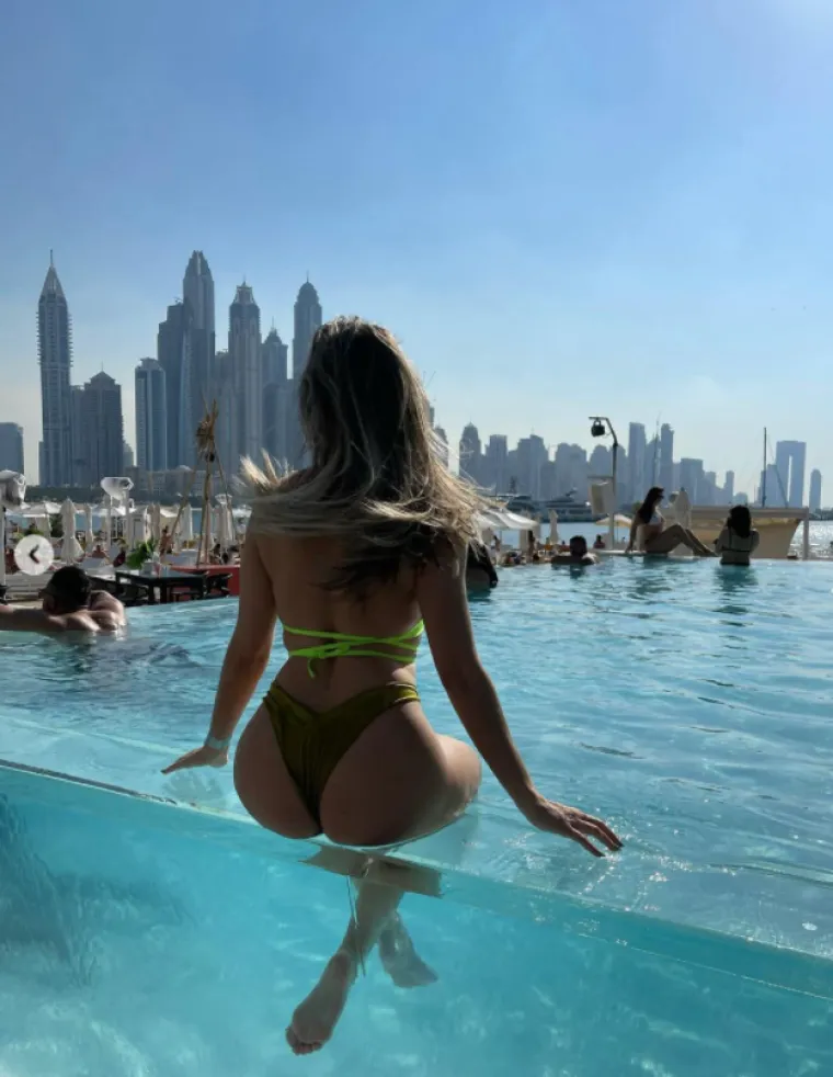 Sonja Kovač vs. Jelena Karleuša: Na istom mjestu u istim pozama, koja pobjeđuje u ovom dvoboju guza?