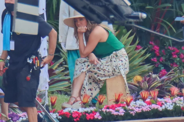 Jennifer Aniston uhvaćena s kolegom 'koji se odlično ljubi' i pritom pokazala više nego što je htjela