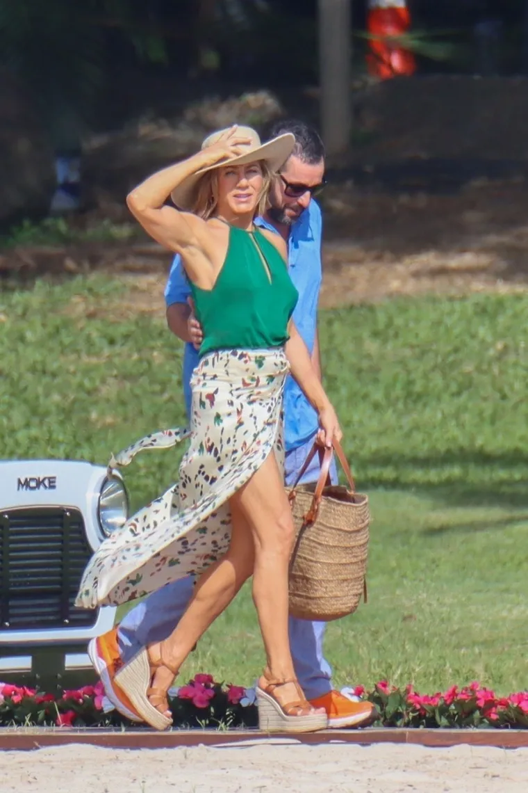 Jennifer Aniston uhvaćena s kolegom 'koji se odlično ljubi' i pritom pokazala više nego što je htjela