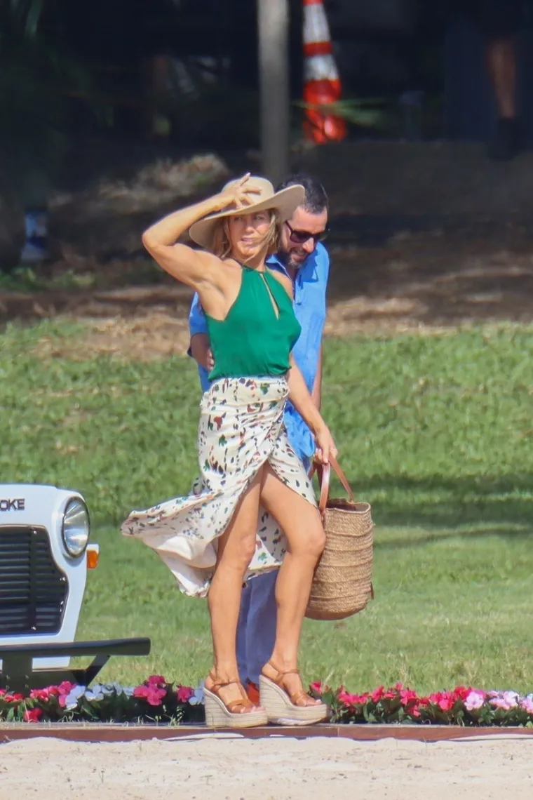 Jennifer Aniston uhvaćena s kolegom 'koji se odlično ljubi' i pritom pokazala vi&scaron;e nego &scaron;to je htjela