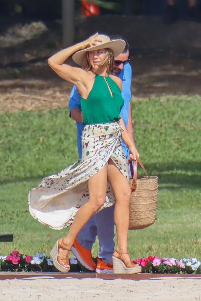 Jennifer Aniston uhvaćena s kolegom 'koji se odlično ljubi' i pritom pokazala vi&scaron;e nego &scaron;to je htjela