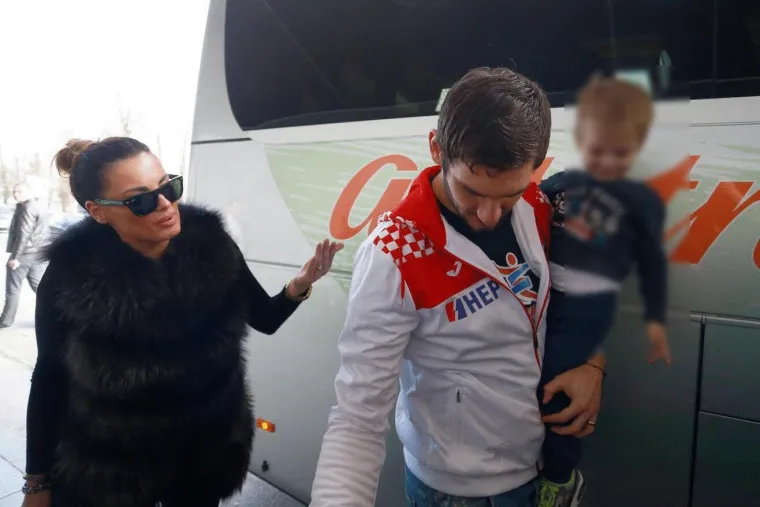 Ljubavna priča Ive i Mirka počela je nakon što su se mjesecima dopisivali putem društvenih mreža. Jednog su dana odlučili otići na spoj, a nakon njega više ništa nije bilo isto. Zaljubili su se, uplovili u ozbiljnu vezu i odlučili se vjenčati. 