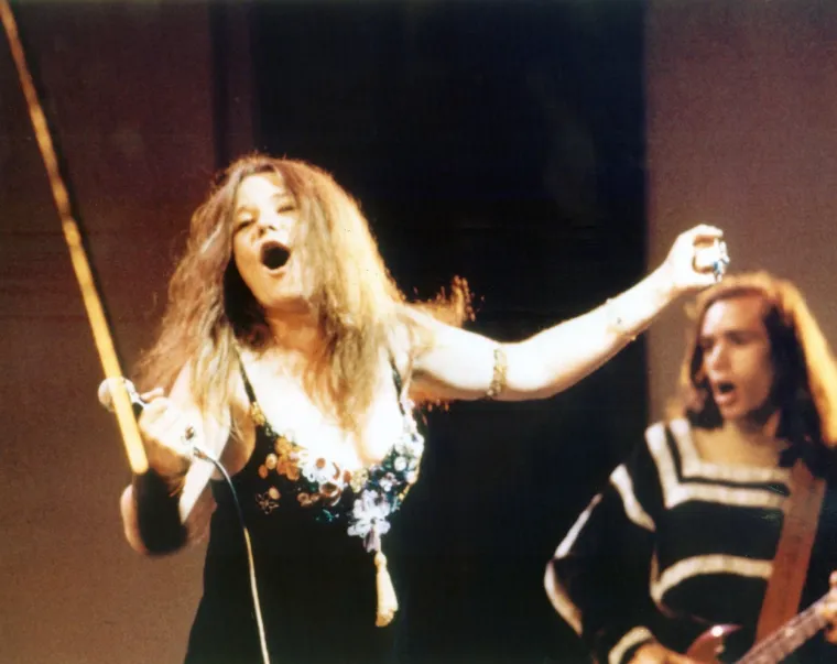 1995. Janis Joplin je posthumno ušla u Rock and Roll Hall of Fame zbog svog životnog djela i vječnih hitova, kao što su: Piece of my heart, Me and Bobby McGee, Cry baby, Maybe, Ball and chain, Mercedes Benz, Kozmic blues te mnogi drugi... Danas bi ova legendarna pjevačica proslavila 78. rođendan.