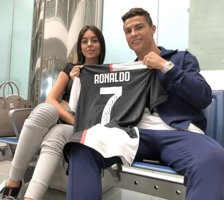 Ta je 27-godišnjakinja prvi put primijećena na nizu spojeva s tadašnjom superzvijezdom Real Madrida Cristianom Ronaldom potkraj 2016. Georgina je tvrdila da je njezin prvi susret s nogometnom zvijezdom bila &quot;ljubav na prvi pogled&quot;.