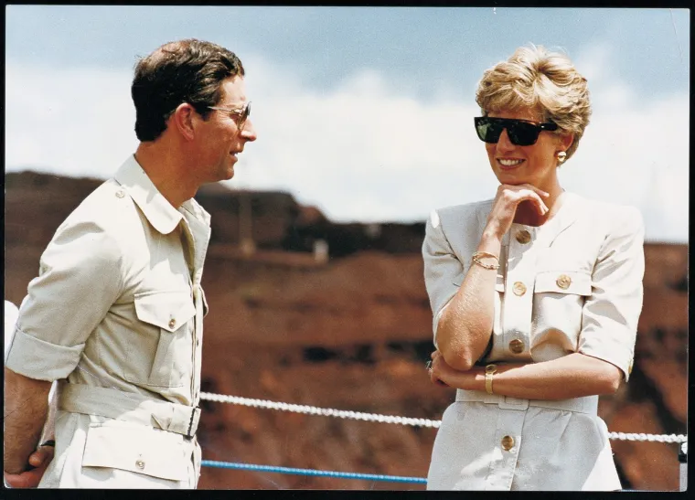 Sam Hussein je stigao u Ujedinjeno Kraljevstvo iz Tanzanije 1962. godine, kada je radio kao fotograf rock zvijezda. Kasnije se Hussein profilirao za kraljevsku obitelj te je počeo pratiti princa Charlesa po svijetu i fotografirati ga tijekom raznih manifestacija...