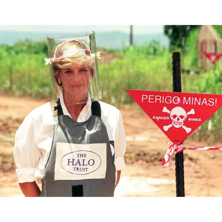 "Na dana&scaron;nji dan prije 25 godina fotografirao sam princezu Dianu dok je ulazila u povijest iza&scaron;av&scaron;i na aktivno minsko polje u Angoli kako bi pomogla u pozivu na međunarodnu zabranu nagaznih mina", napisao je Hussein ispod ove fotografije na svom službenom Instagram profilu.