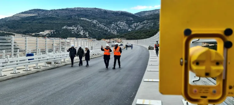 Za potrebe ispitivanja koristit će se postojeći sustav monitoringa u vidu senzora već ranije ugrađenih u most te s dodatnim kontrolnim senzorima od fakulteta, odgovorili su nam iz Hrvatskih cesta.