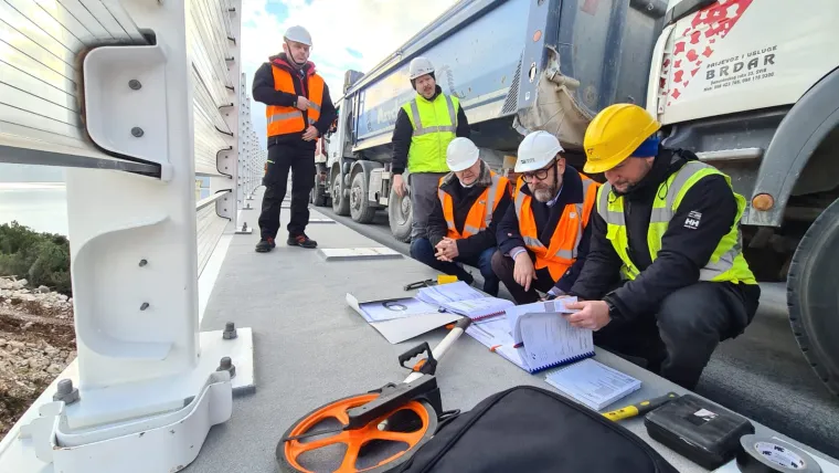 Vezane uz ostale radove na cjelokupnom projektu bitno je napomenuti kako je jučer izvr&scaron;en iskrcaj dizalice Manitowoc kapaciteta 750 tona, s barže na operativnu obalu budućeg mosta Ston. Ista će se koristiti za podizanje i montažu &scaron;est segmenata čelične rasponske konstrukcije mosta Ston dugog 485 metara koji spaja direktno dva tunela na stonskoj obilaznici, stoji u odgovoru Hrvatskih cesta.