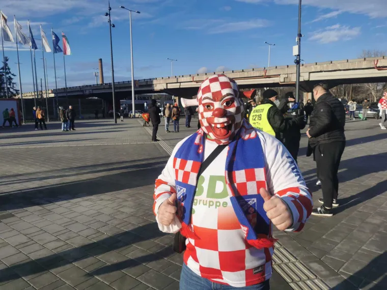 Uhvatili smo zanimljiv prizor uoči utakmice s Crnom Gorom. Hrvatsku će s tribina bodriti navijač s najbizarnijom maskom koju smo vidjeli