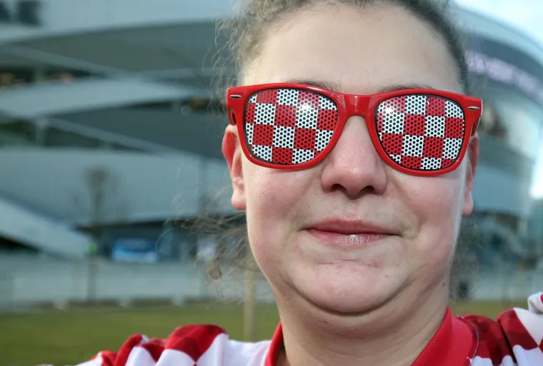 Uhvatili smo zanimljiv prizor uoči utakmice s Crnom Gorom. Hrvatsku će s tribina bodriti navijač s najbizarnijom maskom koju smo vidjeli