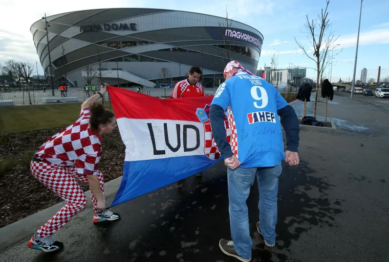 Uhvatili smo zanimljiv prizor uoči utakmice s Crnom Gorom. Hrvatsku će s tribina bodriti navijač s najbizarnijom maskom koju smo vidjeli
