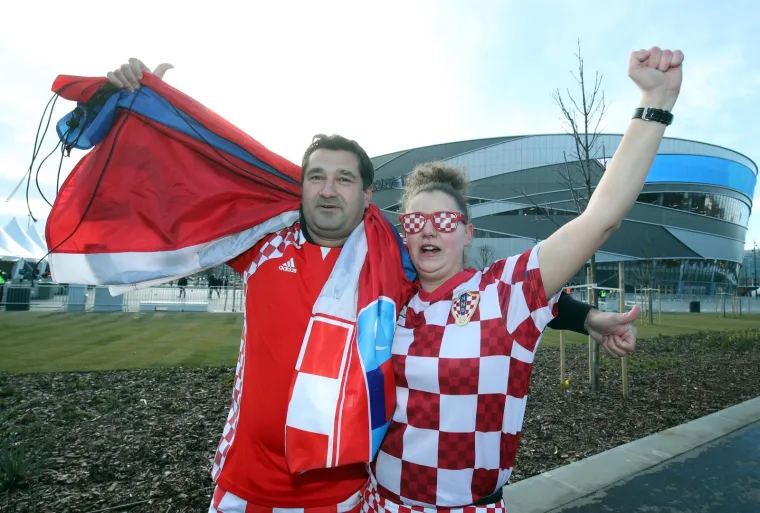 Uhvatili smo zanimljiv prizor uoči utakmice s Crnom Gorom. Hrvatsku će s tribina bodriti navijač s najbizarnijom maskom koju smo vidjeli