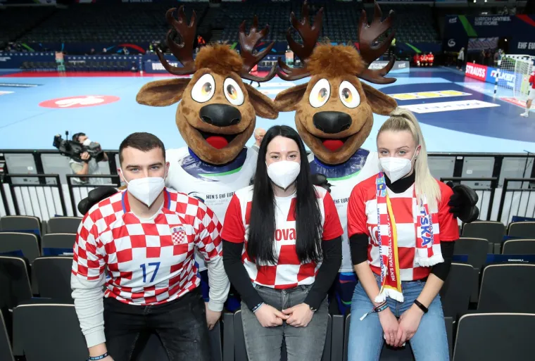 Uhvatili smo zanimljiv prizor uoči utakmice s Crnom Gorom. Hrvatsku će s tribina bodriti navijač s najbizarnijom maskom koju smo vidjeli