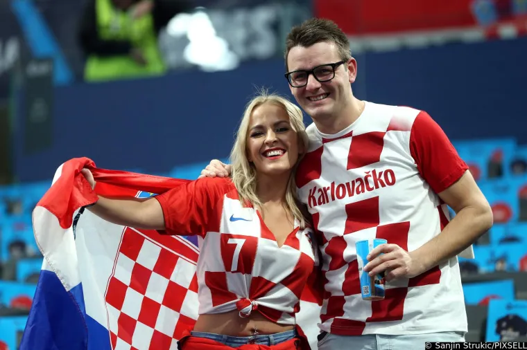 Hrvatski navijači imaju jako zgodnu podršku s tribina. Atraktivna plavokosa navijačica došla podržati Kauboje