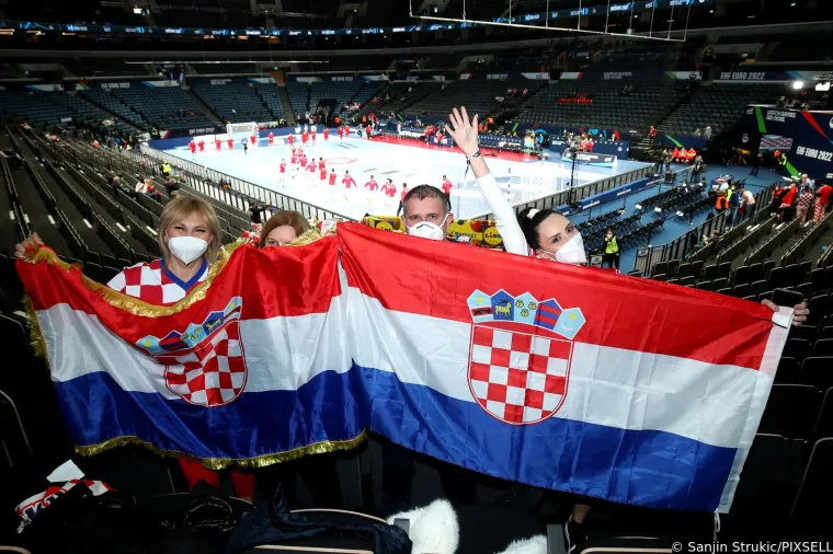 Hrvatski navijači imaju jako zgodnu podršku s tribina. Atraktivna plavokosa navijačica došla podržati Kauboje