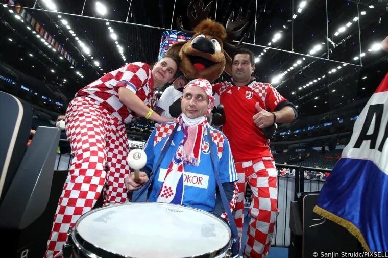 Hrvatski navijači imaju jako zgodnu podršku s tribina. Atraktivna plavokosa navijačica došla podržati Kauboje