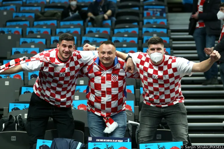 Hrvatski navijači imaju jako zgodnu podršku s tribina. Atraktivna plavokosa navijačica došla podržati Kauboje
