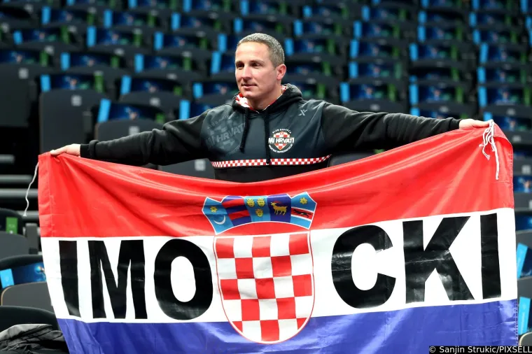 Hrvatski navijači imaju jako zgodnu podršku s tribina. Atraktivna plavokosa navijačica došla podržati Kauboje