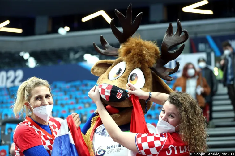Hrvatski navijači imaju jako zgodnu podršku s tribina. Atraktivna plavokosa navijačica došla podržati Kauboje