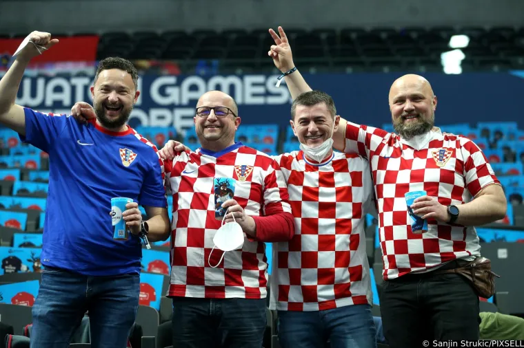 Hrvatski navijači imaju jako zgodnu podršku s tribina. Atraktivna plavokosa navijačica došla podržati Kauboje