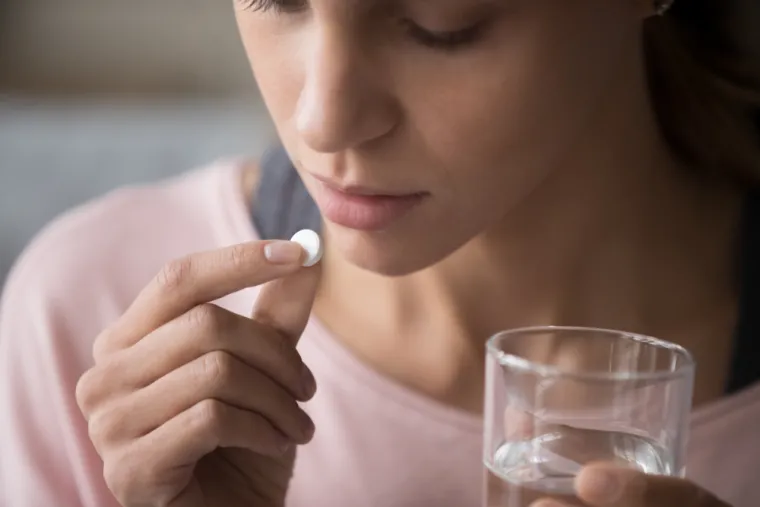 2.Lijekovi:
Lahita savjetuje da za glavobolju i temperaturu koristite paracetamole jer lijekovi poput ibuprofena mogu iritirati želudac i učiniti stvari samo gorim. Alkohol uz paracetamol nemojte uzimati nikada jer može uzrokovati oštećenja jetre.
