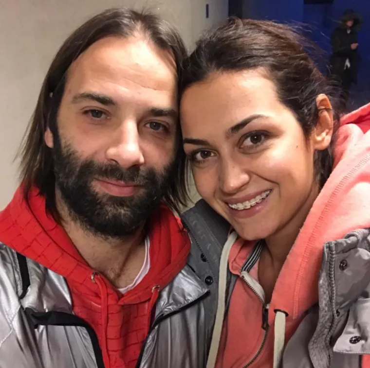 Iako su poznatoga rukometaša povezivali s pjevačicom Natali Dizdar te manekenkom Ivanom Ergić, njegovo je srce 2010. osvojila lijepa Dubrovkinja Mirela Delić. 
