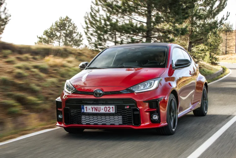 Najbolji auti 2021. - Toyota Yaris GR - Toyota GR Yaris je Clarksonov automobil godine jer se brzo zaljubio u reli jurilicu koja nudi sjajan osjećaj zabave i odličan zvuk iz 1,6-litrenog trocilindričnog motora. Posebno mu se svidio izvrstan omjer snage i težine i činjenica da se zbog pogona na sve kotače i diferencijala s ograničenim proklizavanjem osjećao kao &quot;Bog vožnje&quot;. “Ovo je auto koji me nasmijao na sav glas. Jednog jutra sam ga odvezao u svoja polja i napravio užasan nered, ali nije me bilo briga jer je to bila prava pobuna”, napisao je Clarkson.