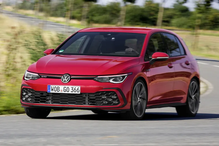 Najbolji auti 2021. - Volkswagen Golf GTI - Clarkson je već dulje vrijeme obožavatelj Golfa GTI, nakon što je kupio prethodnu &quot;sedmicu&quot;. Iako mu se nije baš svidio izgled novog modela i glavni zaslon osjetljiv na dodir koji “zbunjuje i nervira sve starije od dvanaest godina”, smatrao ga je snažnim, dobrim za vožnju i, što je oduvijek bila karakteristika Golfa GTI , jednako ugodnim na seoskoj cesti, ali i za smirenu, svakodnevnu vožnju. “To je trik za zabavu koji ne dobivate od drugih brzih kompakta. Oštri su ili mekani. Golf GTI je oboje”, dodao je.