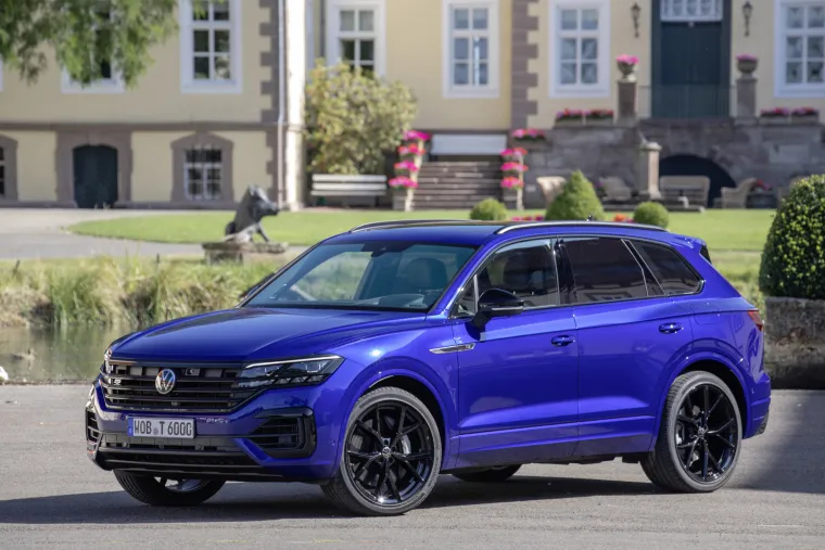 Najbolji auti 2021. - Volkswagen Touareg - Sa 456 KS, ovo je najsnažniji Volkswagen ikada napravljen. Otmjeno je i iznutra, a iako je Clarskon smatrao da je infotainment sustav dosadan, poprilično ga je oduševila udobna vožnja i dobre terenske sposobnosti. &quot;Naprijed piše VW i, kao rezultat, ima cijenu VW-a, ali ispod je uglavnom napravljen od dijelova Porschea i Bentleyja. Dakle, zapravo dobivate Cartier sat po cijeni Timexa&quot;, rekao je Clarkson. 