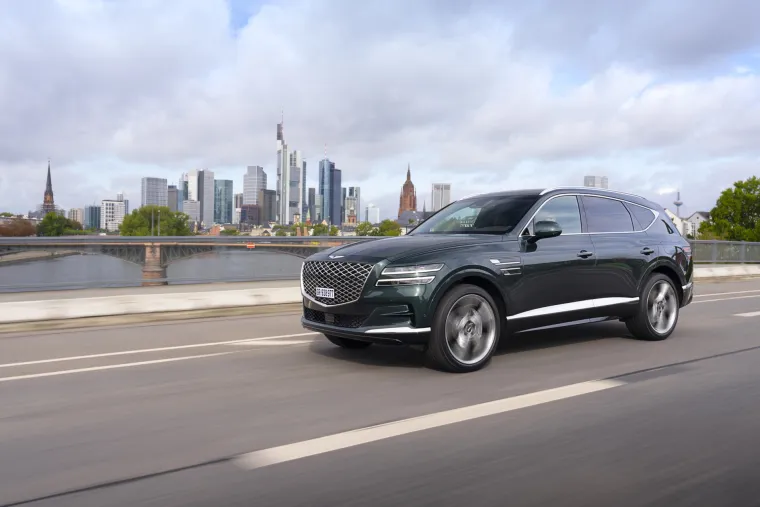 Najgori auti 2021. - Genesis GV80 - Vrijeme je da se prebacimo i na one koje Clarkson smatra najlošijim u 2021., a krećemo s &quot;korejskim Mercedesom&quot;, odnosno luksuznim brendom Hyundaia. Jeremy je mrzio sva elektronička pomagala u Genesisu, posebno prediktivni ovjes, ali na drugom mjestu je bio sustav za održavanje u traci za koji je rekao da jednostavno nije radila na uskim cestama. Čak i nakon isključivanja svih elektroničkih sustava, oni su se ponovno uključili čim je upalio auto.&quot;Čak i u &apos;udobnom&apos; načinu rada, ovaj automobil se vozi poput lake letjelice na tropskoj grmljavini, podižući se, rušeći i povijajući se čak i na glatkim komadićima asfalta. Nije to najneudobniji auto koji sam ikad vozio jer sam vozio Nissan GT-R Nismo, ali je blizu. Svakako bih držao nekoliko vrećica povraćanje u pretincu&quot;, rekao je Clarkson.