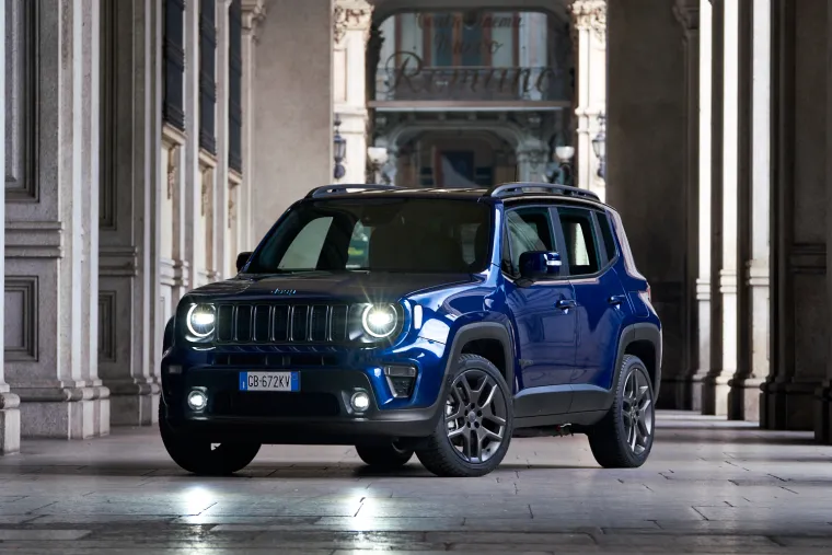 Najgori auti 2021. - Jeep Renegade Trailhawk 4xe - Clarksonu se doista nije svidjela činjenica da čvrsti izgled Jeep Renegadea i cool ime nisu potkrijepljeni nikakvom stvarnom off-road sposobnošću i da svoju platformu dijeli sa skromnim Fiatom 500X. Preskup je, a njegovu sposobnost da se nosi sa snijegom opisao je kao &quot;opuštanje crijeva&quot;. “Upravljanje je nejasno, motor je grub, mjenjač je stalno zbunjen, buka od vjetra je smiješna, a unutrašnjost izgleda kao Sanyo glazbeni centar iz kasnih 1970-ih”&quot;, rekao je.