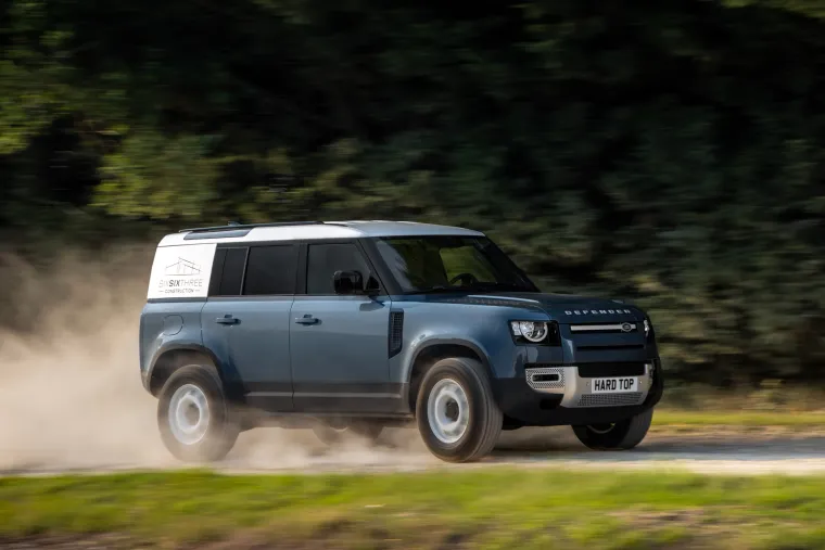 Najgori auti 2021. - Land Rover Defender Hard Top - Iako mu se svidio njegov "cool" izgled, smatrao je da je preskup i dovodio je u pitanje njegove stvarne mogućnosti kao kombija. Stražnja vrata koja se otvaraju sa strane bila su nepraktična u skučenim prostorima, a prostor straga bio je ispunjen s toliko krhkih plastičnih komadića da nije mogao biti radno vozilo. &ldquo;Da je moj mislim da bih ga se htio rije&scaron;iti &scaron;to je prije moguće i vratiti svoj stari Range Rover&rdquo;, zaključio je Jeremy.