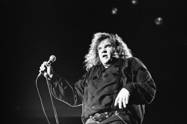 "Kad sam bio dijete bio sam toliko velik, bio sam stvarno velik, da doslovno nisam mogao nositi plave traperice. Majka bi me odvela u američku robnu kuću pa su tamo pravili plave traperice koje bi mi pristajale", objasnio je Meat Loaf koji je u prvom razredu bio prisiljen nositi plisirane traperice, pi&scaron;e Independent. "Kada sam imao pet ili &scaron;est godina pojavila se reklama za Levis, a glasila je - debeli Marvin ne može nositi Levis traperice", nakon te reklame glazbenik je 1984. promijenio ime iz Marvin u Michael...