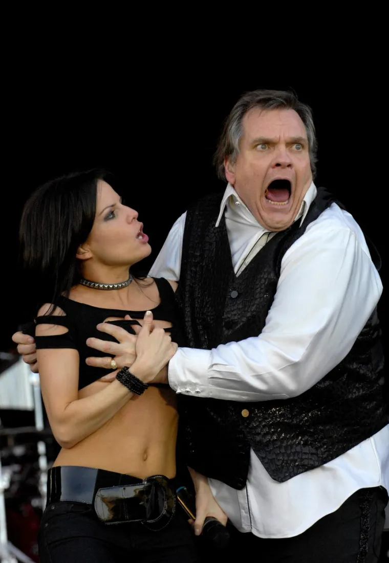 Loafov divlji životni stil omogućio mu je da uživa u ljubavi s mnogo žena, no 2007. je odlučio svoje srce dati Deborah Gillespie koja je bila uz njega sve do kraja, uz njegove kćeri Amandu i Pearl.

"Na&scaron;a srca se slamaju zbog toga &scaron;to moramo objaviti da je neusporedivi Meat Loaf preminuo večeras, uz njega je bila njegova supruga Deborah. Kćeri Pearl i Amanda te bliski prijatelji bili su uz njega posljednja 24 sata. U njegovoj nevjerojatnoj, &scaron;est desetljeća dugoj karijeri prodao je vi&scaron;e od 100 milijuna albuma te glumio u vi&scaron;e od 65 filmova. (...) Znamo koliko je značio mnogima od vas te stvarno cijenimo va&scaron;u ljubav i potporu u ovom te&scaron;kom periodu žalovanja zbog gubitka inspirativnog umjetnika i prekrasnog čovjeka. Zahvaljujemo vam na va&scaron;em razumijevanju na privatnosti koja nam je u ovom trenutku potrebna", stajalo je u službenoj Facebook objavi na stranici Meat Loafa koji nas je napustio u 74. godini. 