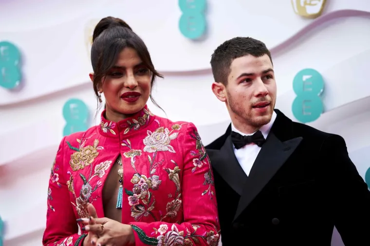 Na Priyankin 38. rođendan, Jonas je napisao: &quot;Mogao bih zauvijek zuriti u tvoje oči. Volim te, dušo. Ti si najpažljivija, najbrižnija i najdivnija osoba koju sam upoznao. Toliko sam zahvalan što smo pronašli jedno drugo. Sretan ti rođendan, ljepotice&quot;. U jednom od intervjua Nick je izjavio kako ga je Priyanka osvojila na prvi pogled. &quot;Spustio sam čašu s pićem, kleknuo ispred nje, ispred gomile ljudi i rekao: &apos;Ti si stvarna. Gdje si bila cijeli moj život?&apos; I to sam sve rekao naglas&quot;.