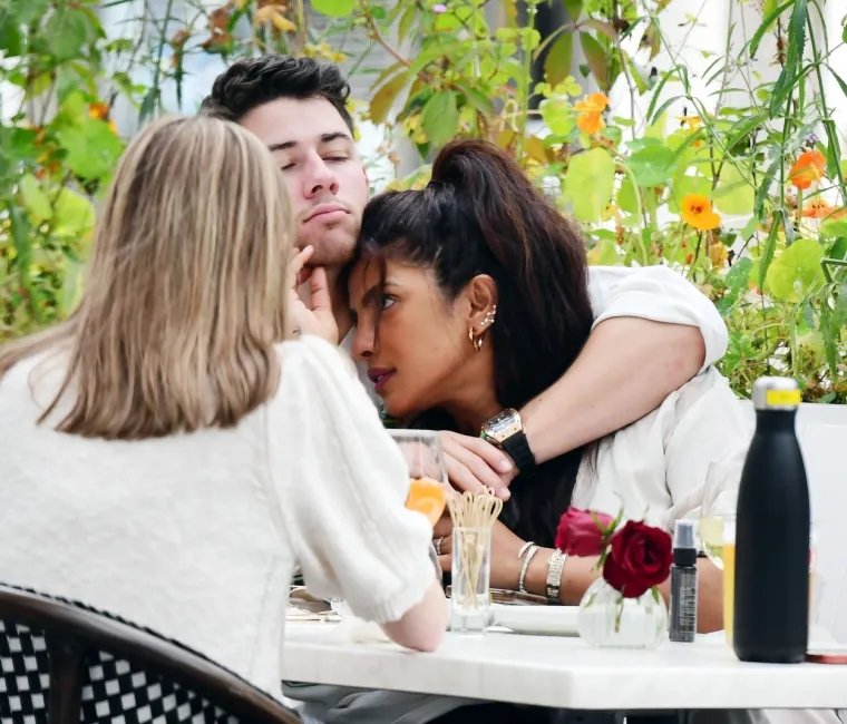 Inače, Priyanka je za vjenčanje u crkvi odabrala vjenčanicu koju je samo za nju kreirao Ralph Lauren. Upravo je Lauren odigrao ključnu ulogu u njihovoj vezi. Naime, upravo on ih je pozvao da 2017. zajedno dođu na Met Galu u New Yorku, mjestu na kojem su se i upoznali.