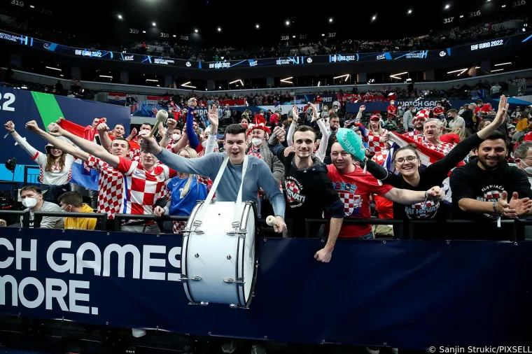 Hrvatski rukometa&scaron;i imali su prezgodnu podr&scaron;ku s tribine, atraktivne crnke privukle su brojne poglede