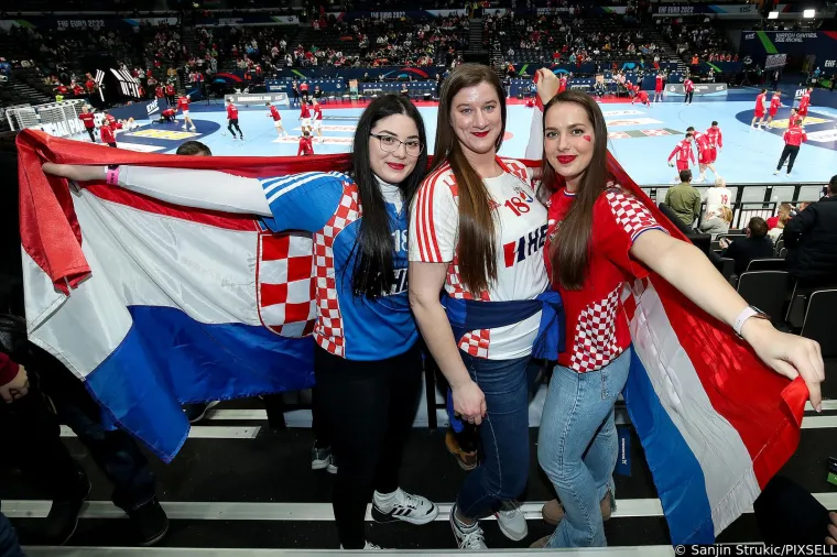 Hrvatski rukometa&scaron;i imali su prezgodnu podr&scaron;ku s tribine, atraktivne crnke privukle su brojne poglede