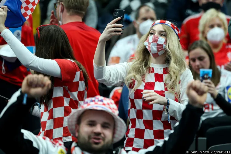 Hrvatski rukometa&scaron;i imali su prezgodnu podr&scaron;ku s tribine, atraktivne crnke privukle su brojne poglede