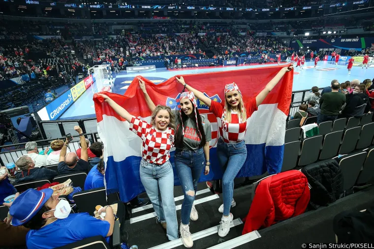 Hrvatski rukometa&scaron;i imali su prezgodnu podr&scaron;ku s tribine, atraktivne crnke privukle su brojne poglede