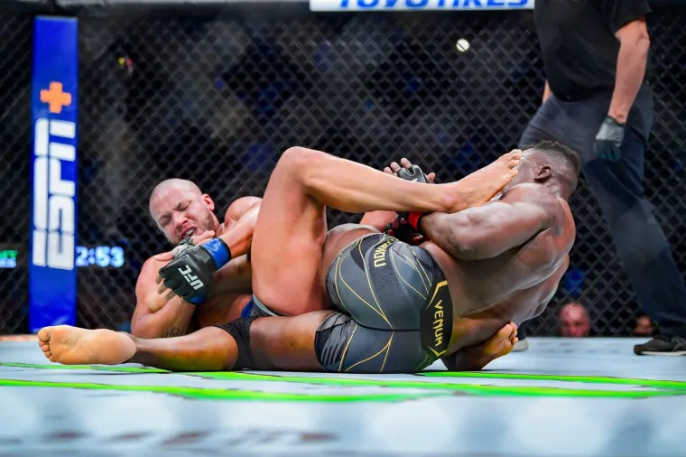 Rat kakav se dugo nije vidio u UFC-u. Pogledajte kako je Ngannou iznenadio sve i na neočekivan način svladao Ganea