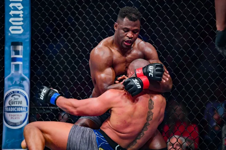 Rat kakav se dugo nije vidio u UFC-u. Pogledajte kako je Ngannou iznenadio sve i na neočekivan način svladao Ganea