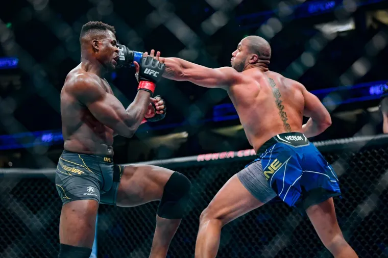 Rat kakav se dugo nije vidio u UFC-u. Pogledajte kako je Ngannou iznenadio sve i na neočekivan način svladao Ganea